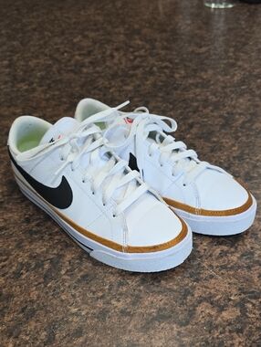 Nike Women's White Black and Gold Low-Top Sneakers